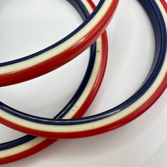 Set of 3 1940s vintage red white blue swirled lucite stackable bangle bracelets - Picture 7 of 8